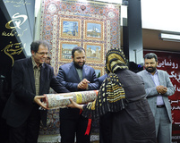 رونمایی و اهدای فرش هر گردشگر یک گره به کمیسیون ملی یونسکو